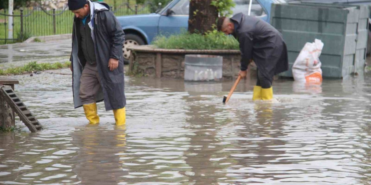 Konya’da Sağanak Yağış Caddeleri Göle Çevirdi