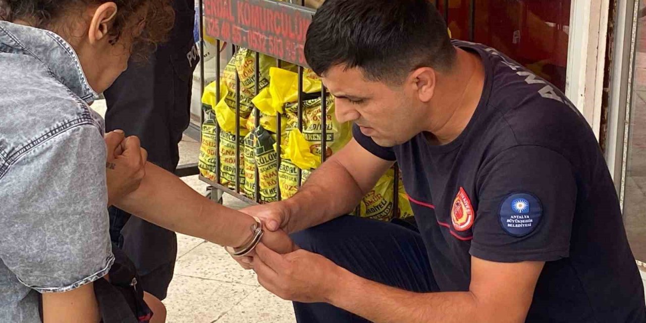 Sokakta Kolu Kelepçeli Dolaşan Kadın Polisi Alarma Geçirdi