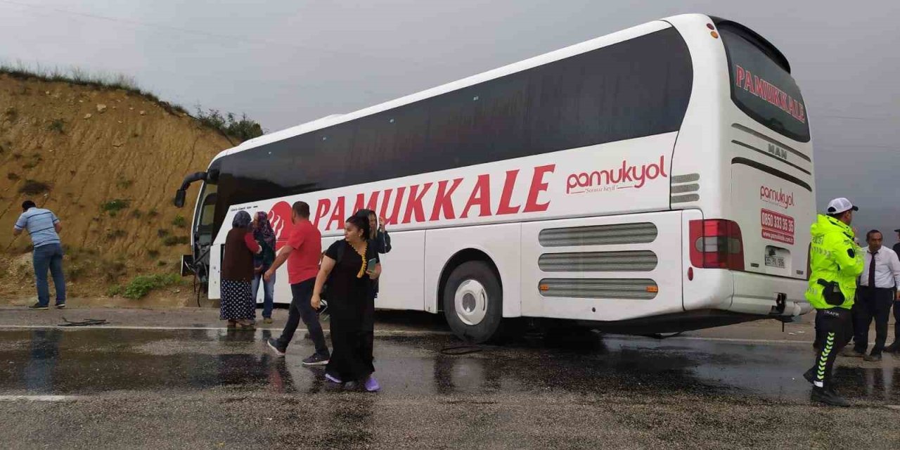 Antalya’da Yoldan Çıkan Otobüs Toprak Yığınına Çarptı: 10 Yaralı