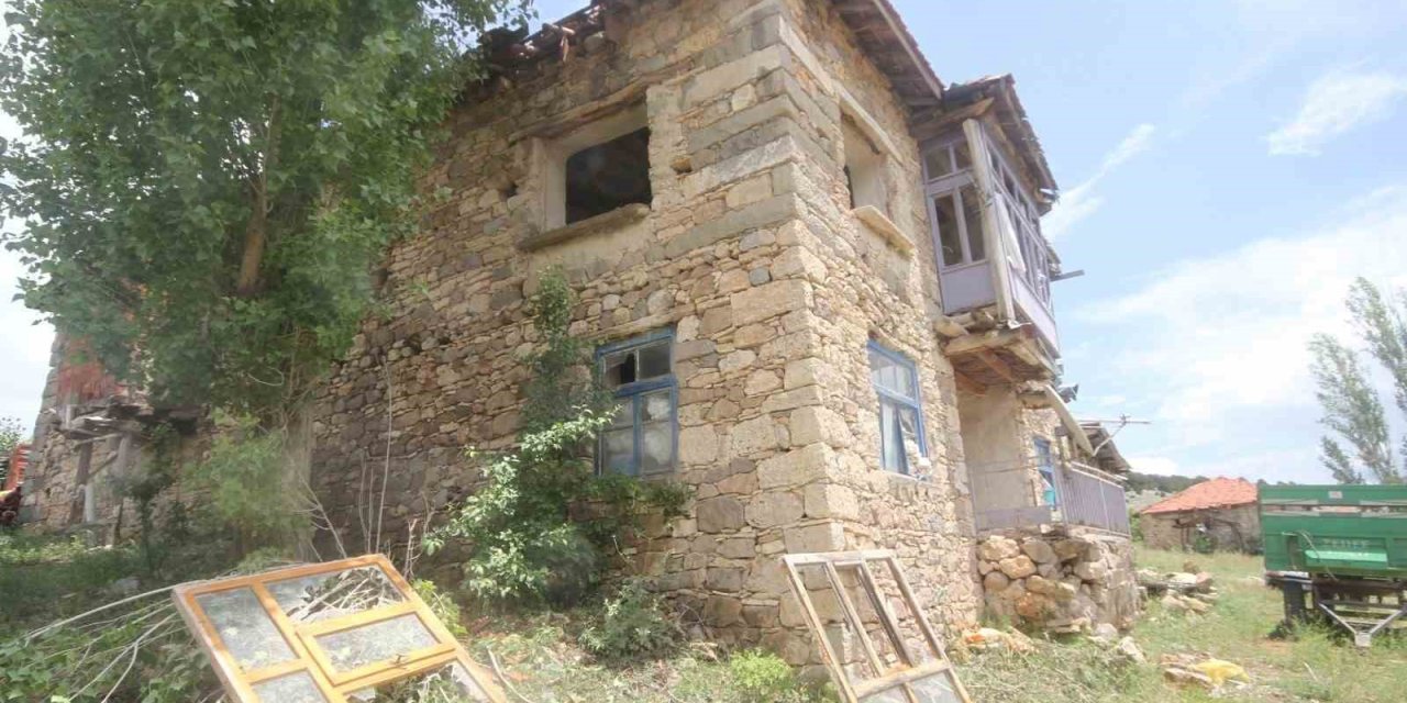 Konya’da Yıldırım Düşen Ev Harabeye Döndü