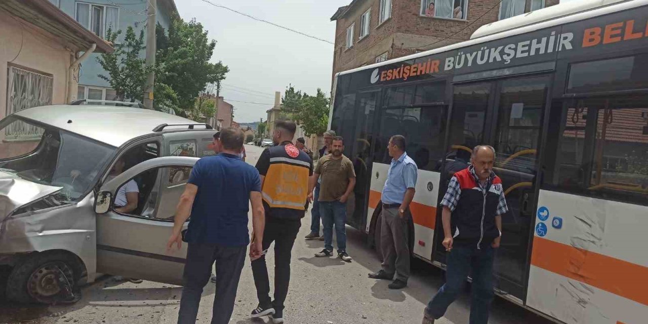 Belediye Otobüsü Hafif Ticari Araca Çarptı: 1 Yaralı