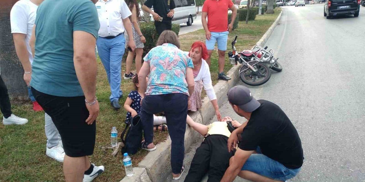Motosiklet, Yaya Geçidinde Turist Anne İle Kızına Çarptı