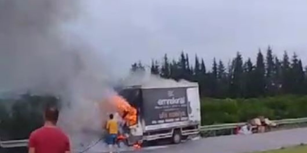 Antalya’da Seyir Halindeki Kamyonet Alev Alev Yandı