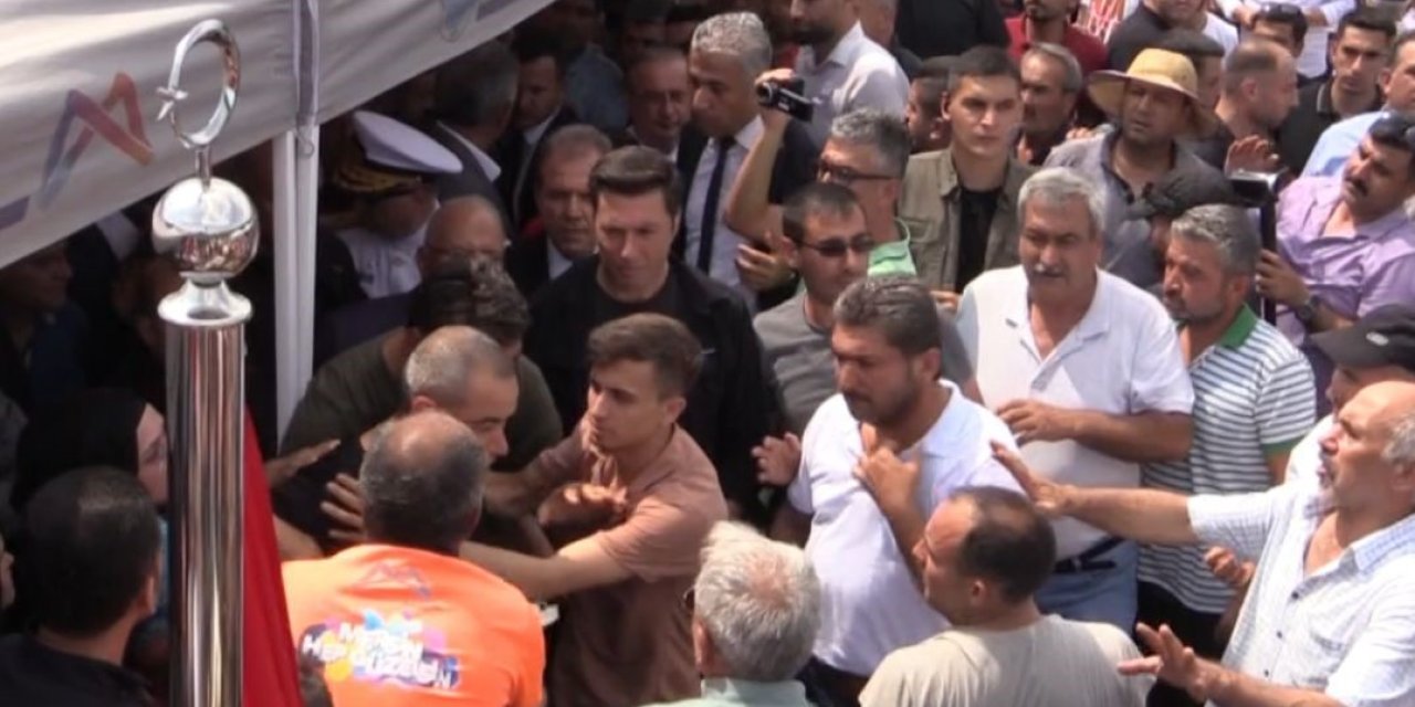 Chp’li Milletvekili Çakır Şehidin Defini Sırasında Ortalığı Gerince Tepki Çekti