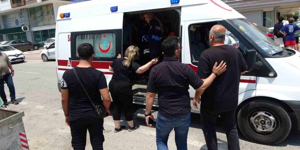 Kazada Oğlu Yaralanan Baba, Sağlık Ekiplerinin "iyi" Cevabı İle Rahat Nefes Aldı