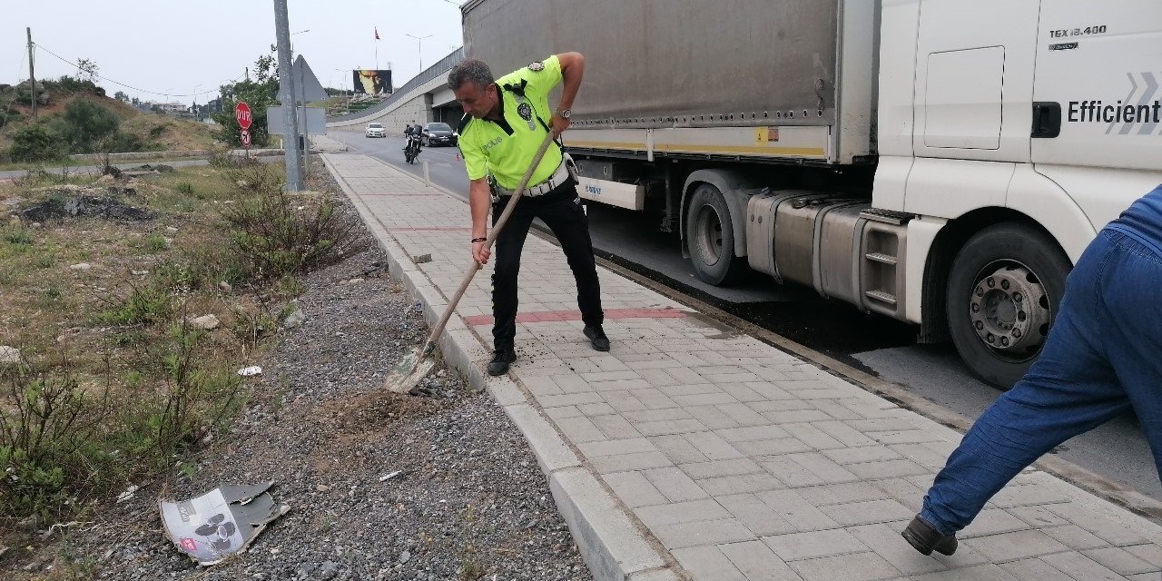 Tırdan Yola Saçılan Yakıta Trafik Polisi Kürekle Kum Atarak Önlem Aldı