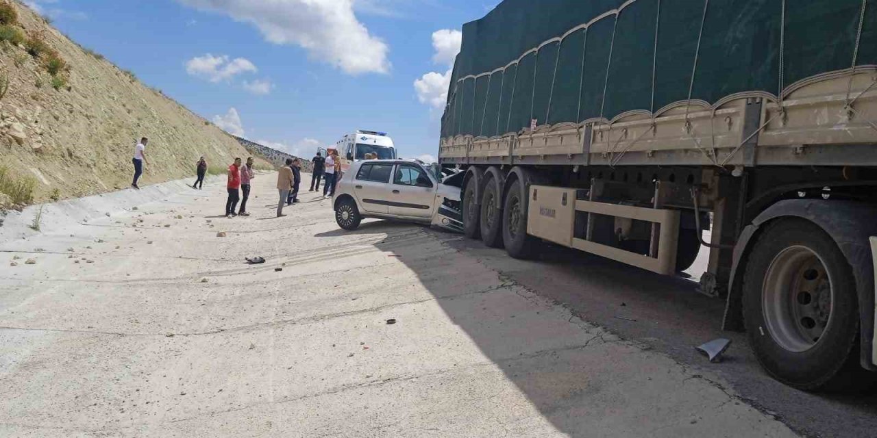 Park Halindeki Tıra Arkadan Çarpan Sürücü Feci Şekilde Can Verdi