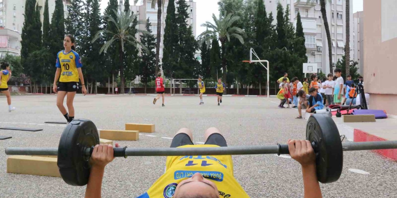 Bidonlarla Asfalt Zeminde Çalışıp Pes Etmediler, Hentbolda İkinci Kez Şampiyon Olarak Tarihe Geçtiler