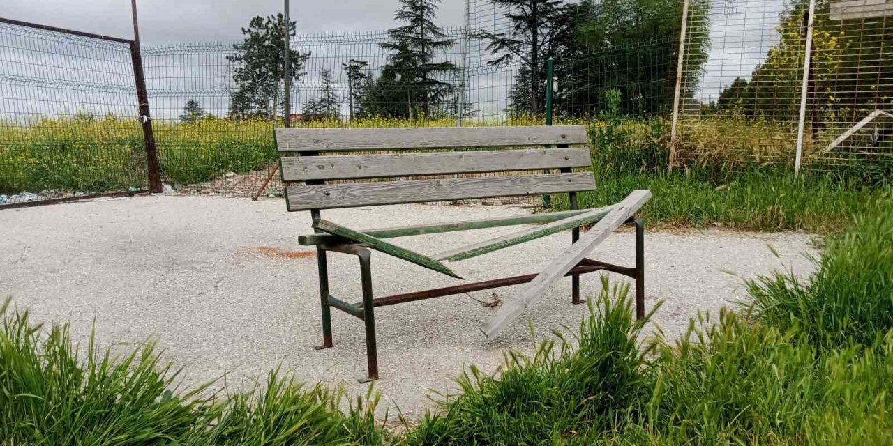 Hastanenin Önündeki Bank Vandalların Hedefi Oldu