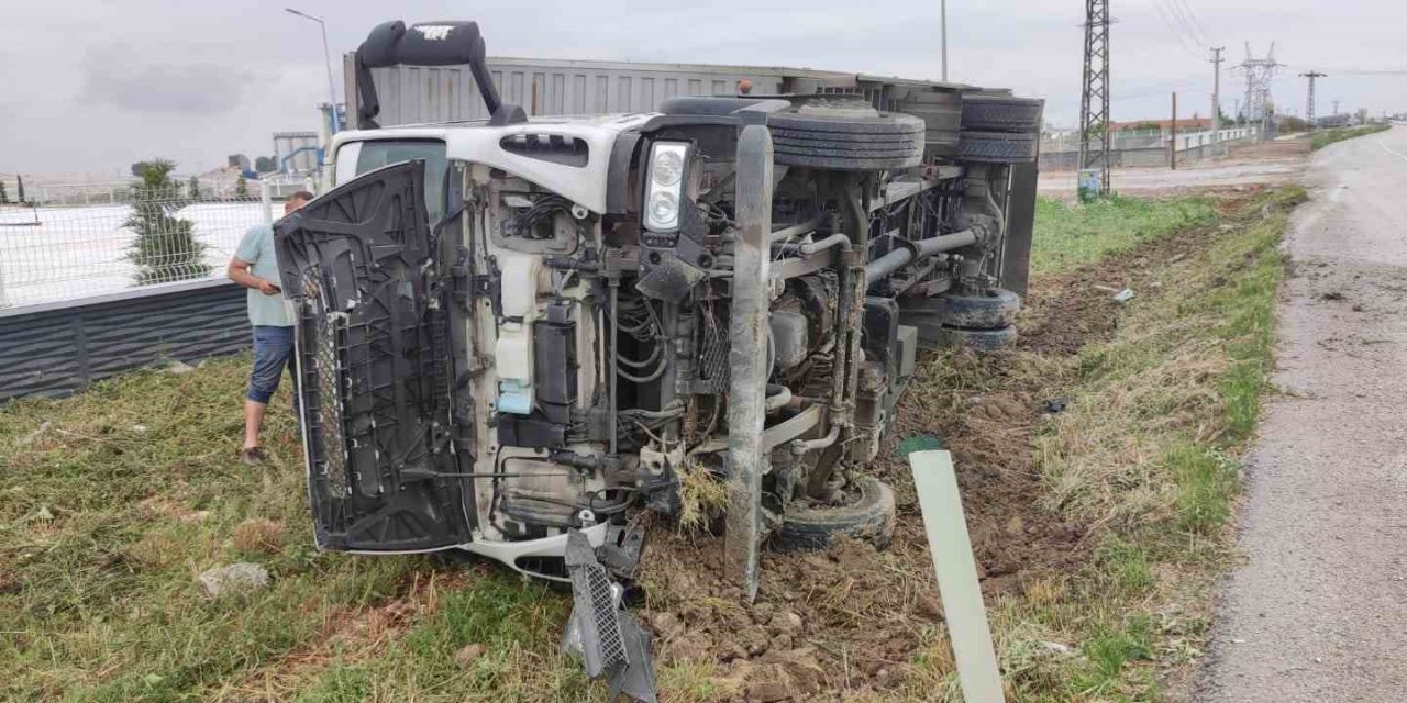 Ereğli’de Kontrolden Çıkan Kamyon Devrildi