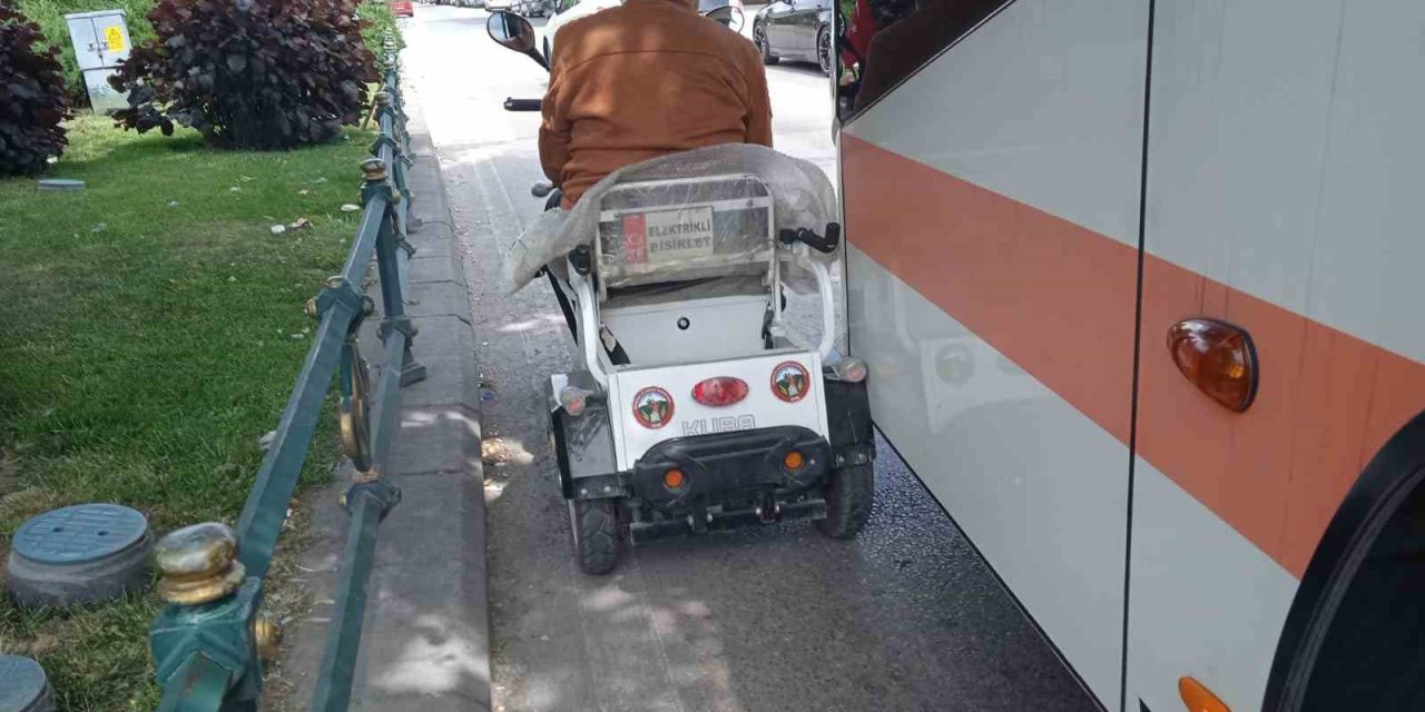 Belediye Otobüsü İle Elektrikli Bisiklet Çarpıştı