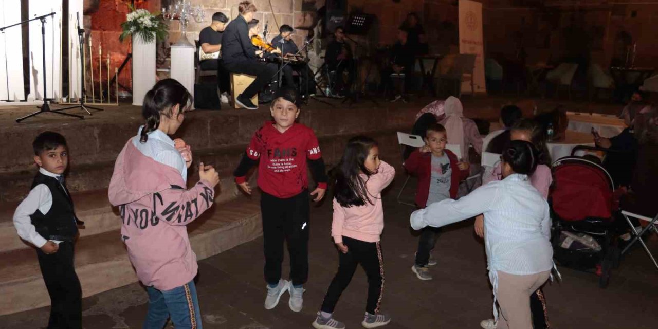 Kaymakam Ve Öğrenciler Çaldı, Engelli Çocuklar Eğlendi