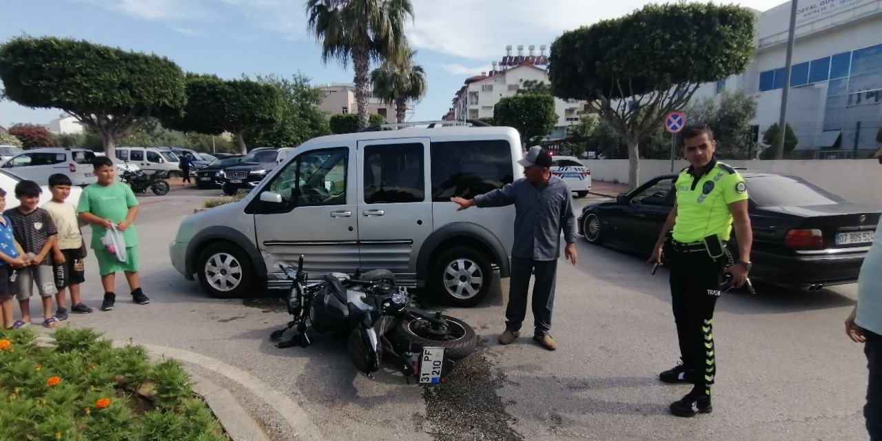 Motosikletle Hafif Ticari Araç Çarpıştı: 1 Yaralı