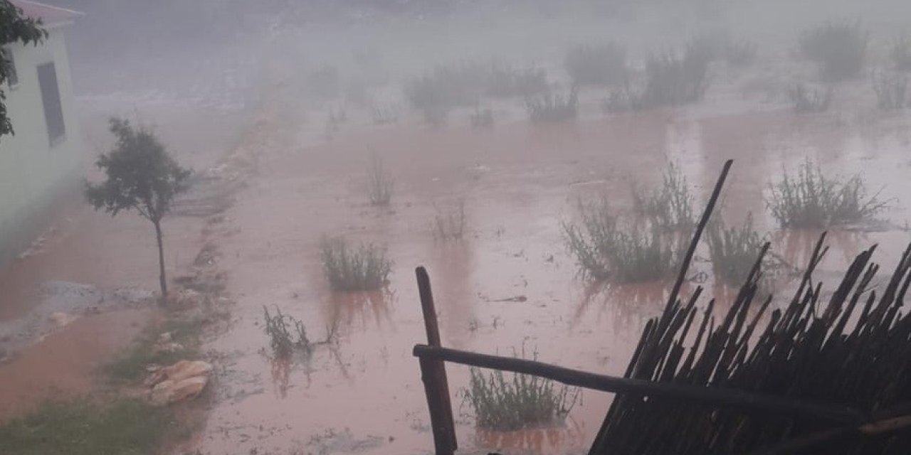 Erdemli’de Sağanak Sele Neden Oldu, Bahçeler Zarar Gördü