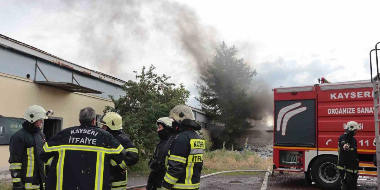 Kayseri’de Fabrika Yangını 1 Saatte Söndürüldü