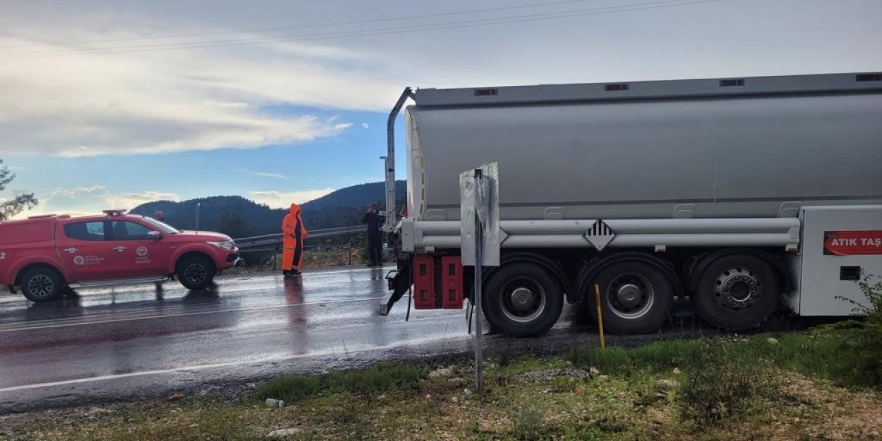 Akseki’de Tırla Kamyon Çarpıştı: 1 Yaralı