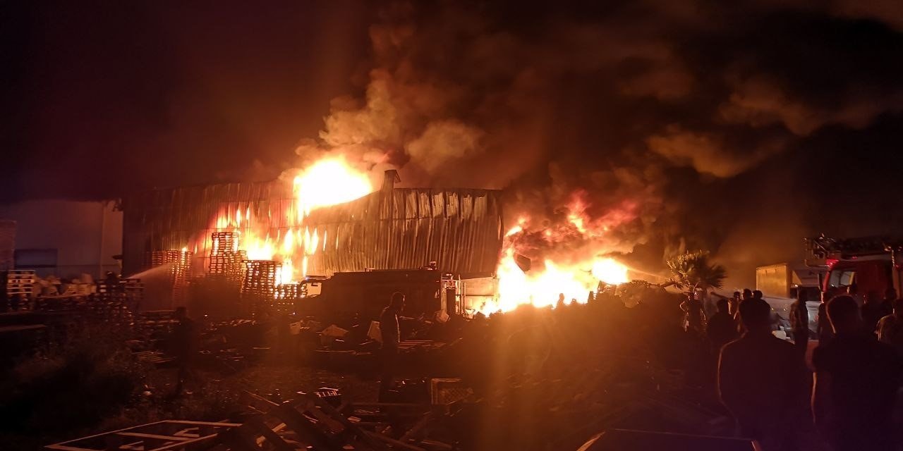 Mersin’deki Fabrika Yangını Kontrol Altına Alındı
