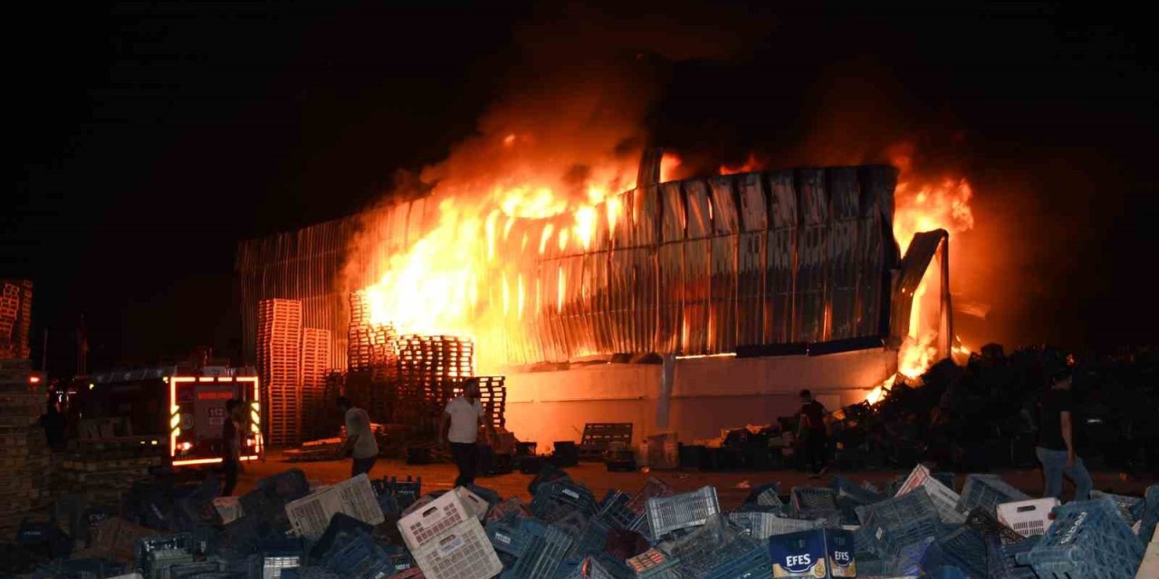 Mersin’deki Plastik Fabrikasında Çıkan Yangın Söndürüldü