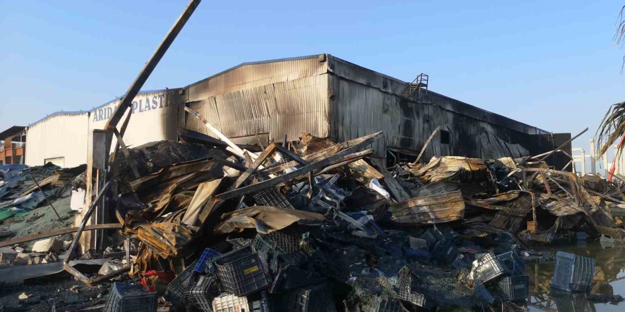 Mersin’deki Plastik Fabrikasında Çıkan Yangında Hasarın Boyutu Gün Ağarınca Ortaya Çıktı
