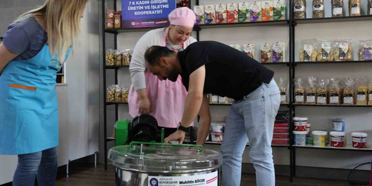 Büyükşehir  3 Kadın Kooperatifine Hamur Yoğurma Makinesi Hibe Etti