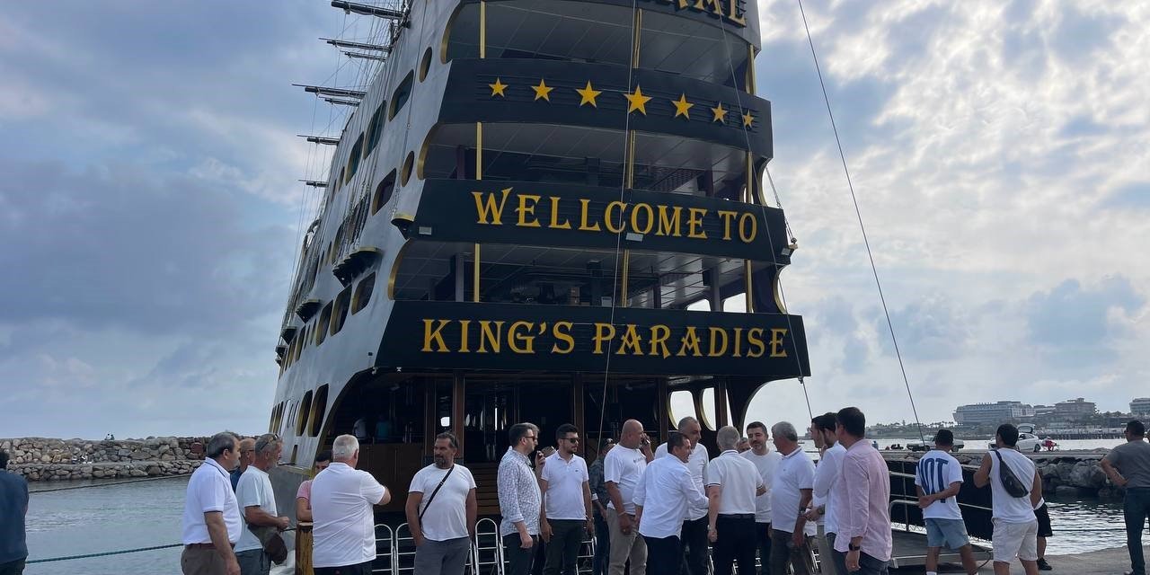 Apartman Gibi Tur Teknesi Görenleri Hayrete Düşürüyor