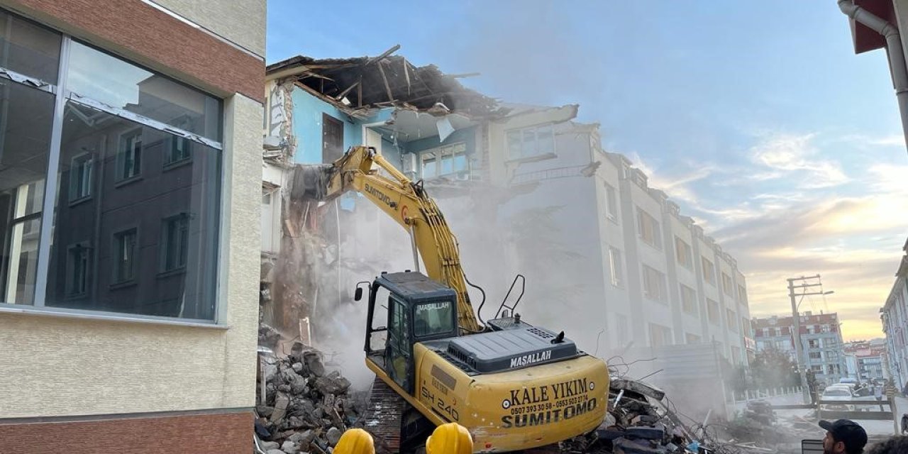 Kazılan Temel Yan Binanın Çökmesine Neden Oldu, Faciadan Dönüldü