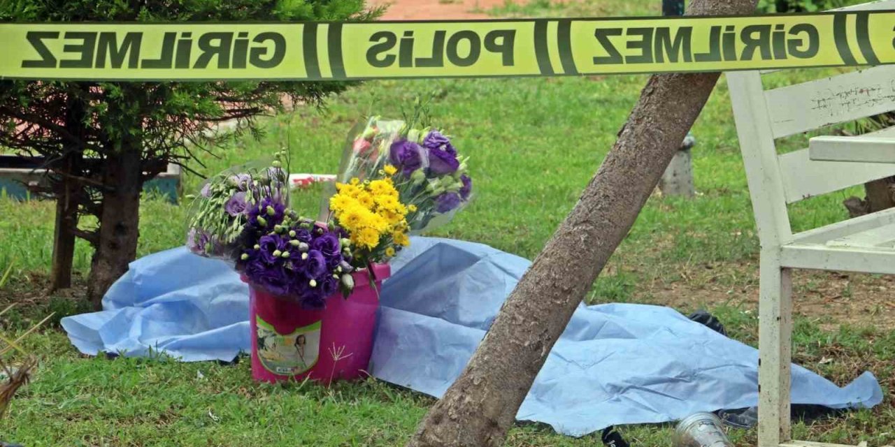 Öldüğü Yer Mezarı Gibi Oldu, Başucunda Çiçeklerle Bulundu