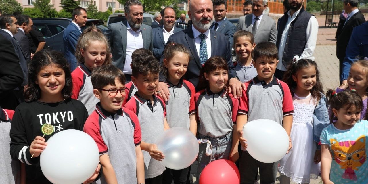 Başkan Çolakbayrakdar, Öğrencilerin Karne Heyecanını Paylaştı