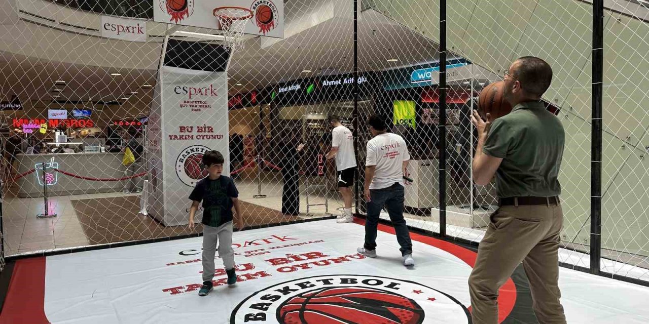 Basketbol Şut Yarışmasında Babalar Ve Çocukları Doyasıya Eğlendi