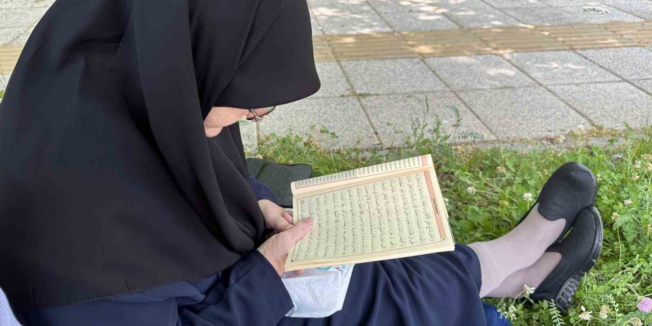 Sınava Giren Torununu Kur’an-ı Kerim Okuyarak Bekledi