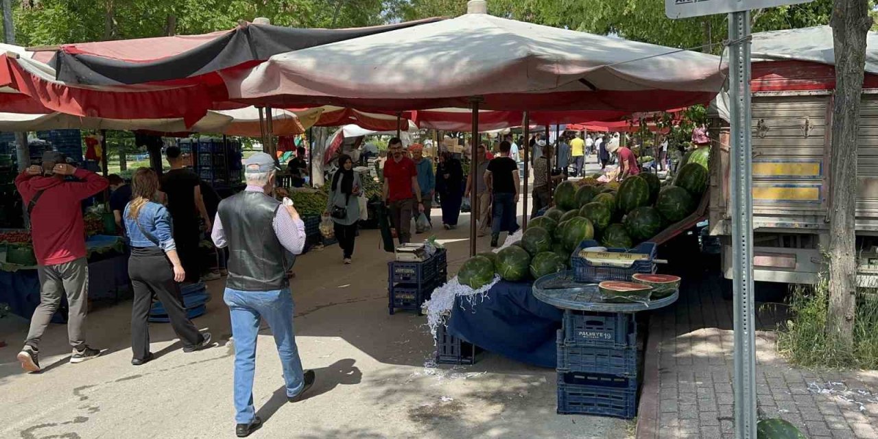 Velilerden Sınav Yapılan Okulu Önüne Kurulan Semt Pazarı Tepkisi