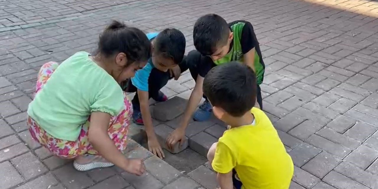 Yerinden Çıkan Kaldırım Taşlarını Yapboz Oynar Gibi Düzeltip Büyüklere Ders Verdiler