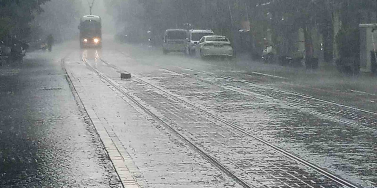 Eskişehir’de Aniden Bastıran Kuvvetli Sağanak Yağış Kentteki Yaşamı Olumsuz Etkiledi