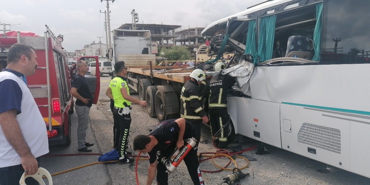 Tur Midibüsü Tıra Arkadan Çarptı: 1 Ölü, Rus Uyruklu 5 Turist Yaralı
