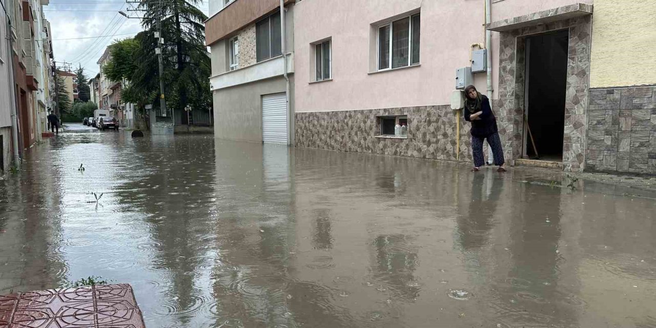 Her Yağmurda Bodrumu Su Dolan Kadın Eski’ye İsyan Etti