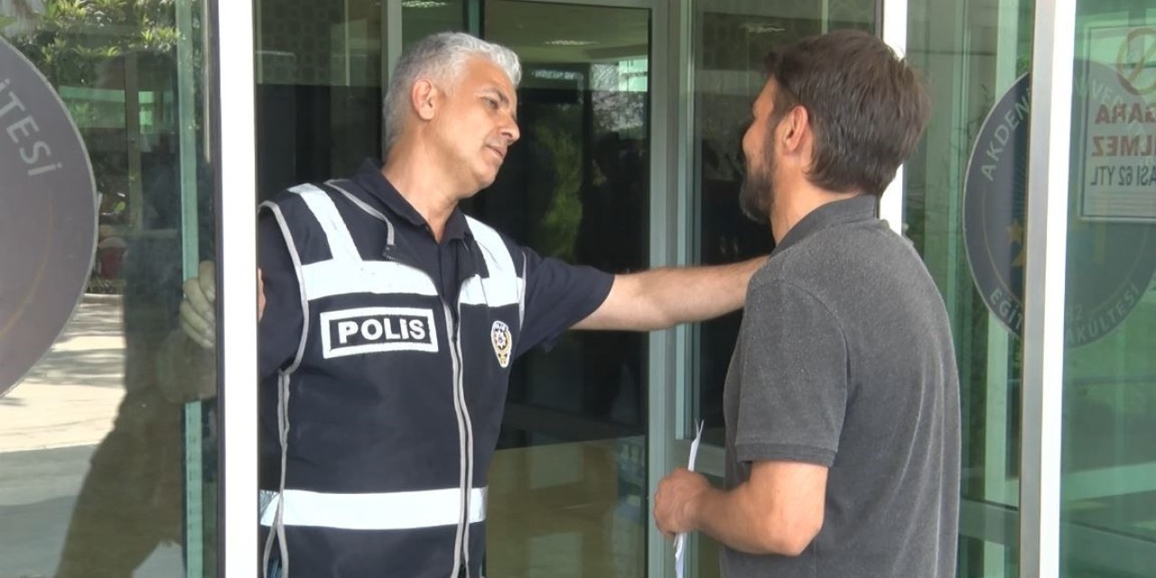 Ayt’ye 7 Dakika Geç Kaldı, Kapıyı Açtırsa Da İçeri Girmeyi Başaramadı