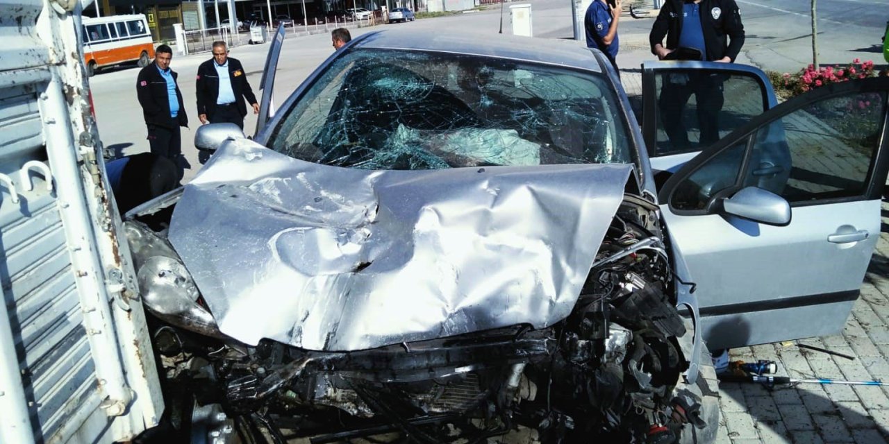 Karaman’da Otomobil Park Halindeki Kamyonete Çarptı: 4 Yaralı