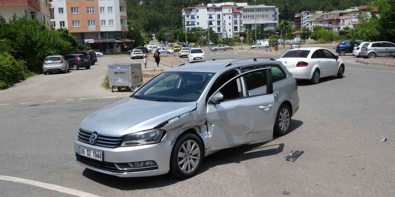 Hafif Ticari Araçla Otomobil Çarpıştı: 1 Yaralı