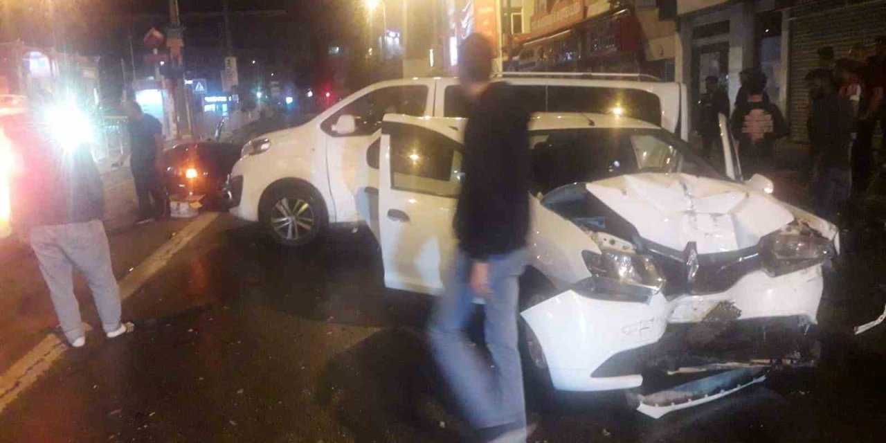 3 Araç Birbirine Girdi: 2 Yaralı