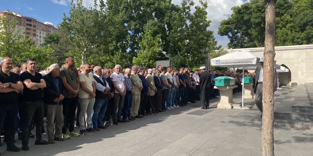 Çocuğunu Kurtarmak İsterken Hayatını Kaybeden Baba Toprağa Verildi