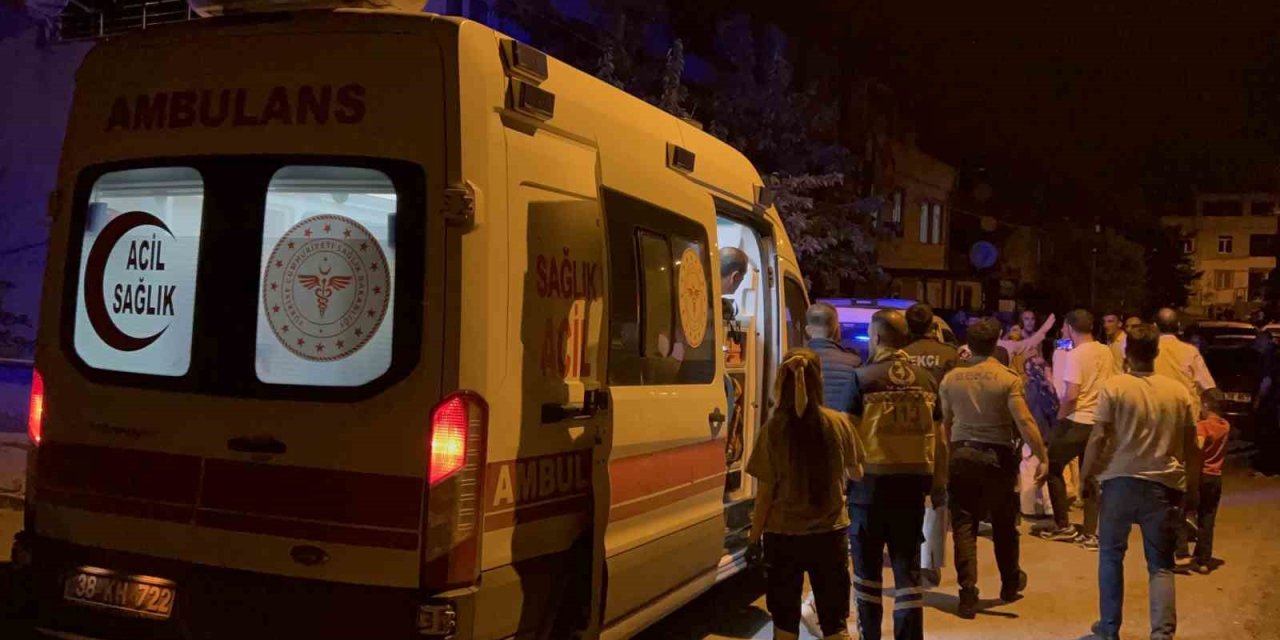 Genç Kız Önüne Geleni Bıçakladı: 3 Yaralı