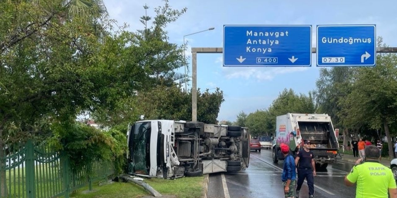 Servis Otobüsü Devrildi, 15 Otel Çalışanı Yaralandı
