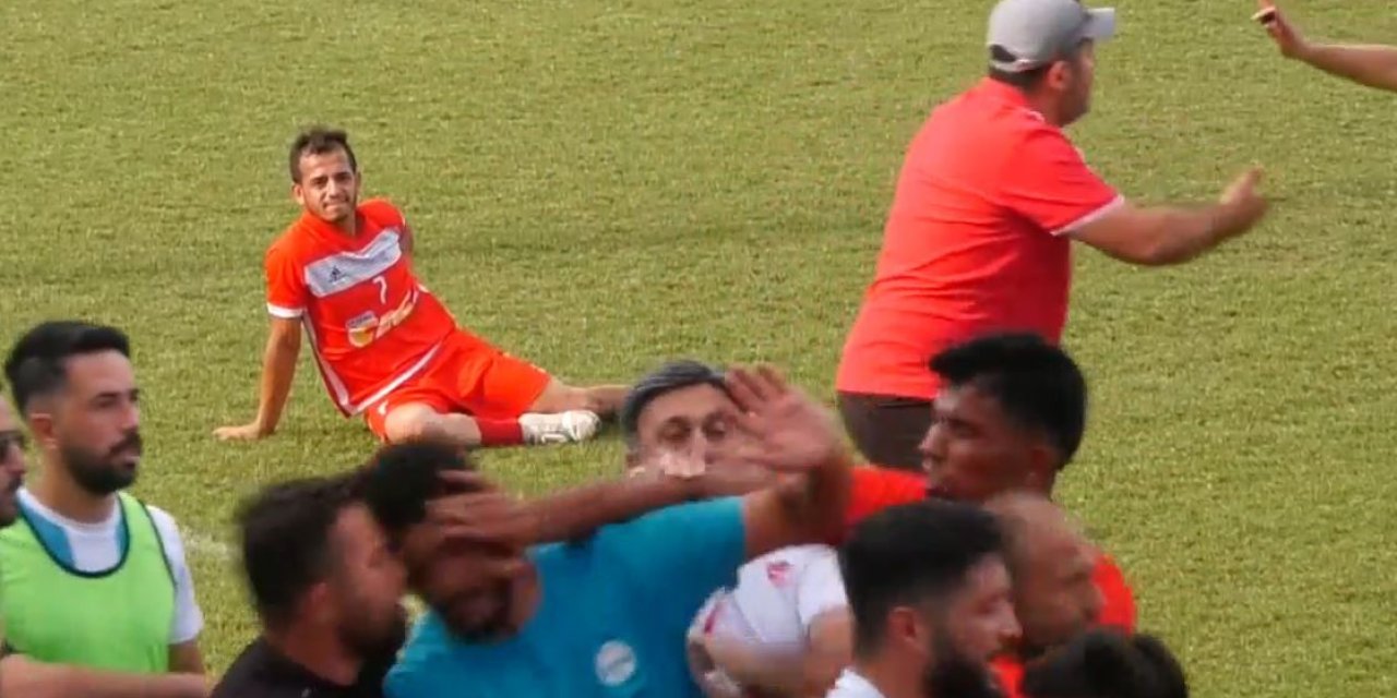Amatör Maçta Saha Bir Anda Karıştı, Kavgayı Ayıran Yönetici Başından Yaralandı