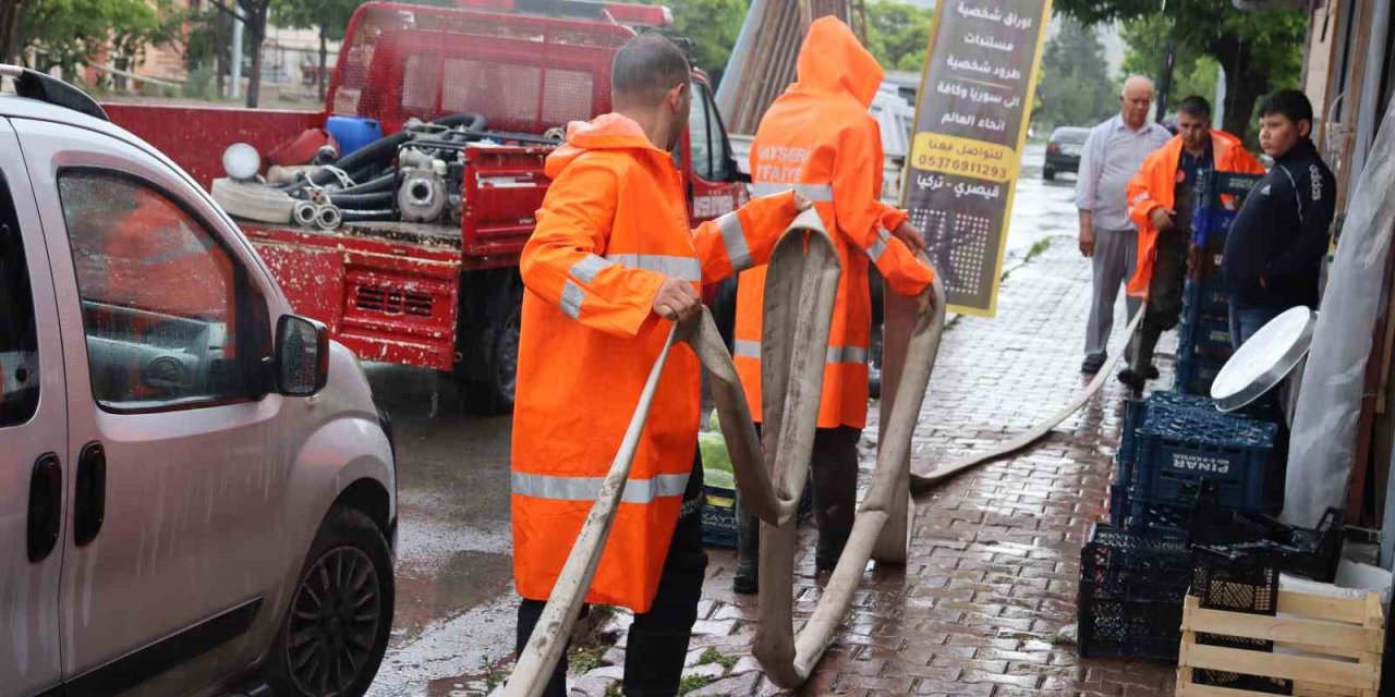 Kayseri’de Sağanak Yağış: Evleri Ve Dükkanları Su Bastı