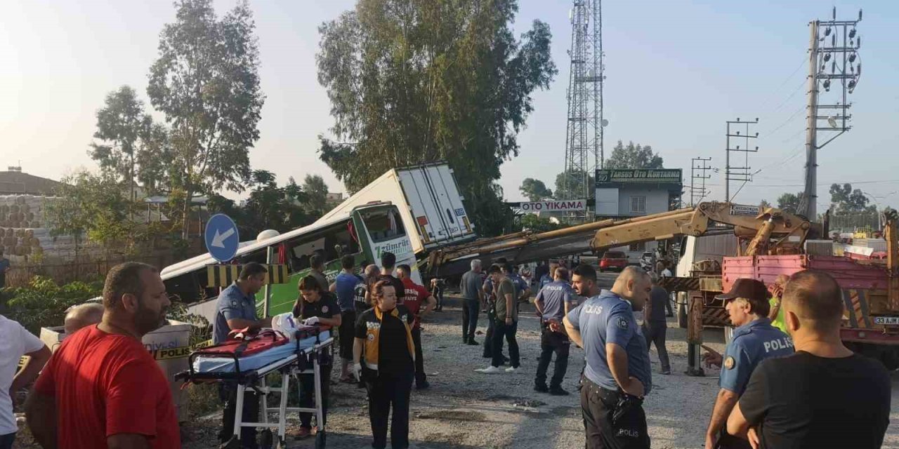 Mersin’de Yolcu Otobüsü Önce Kamyona, Ardından Tıra Çarptı: 1 Ölü, 28 Yaralı