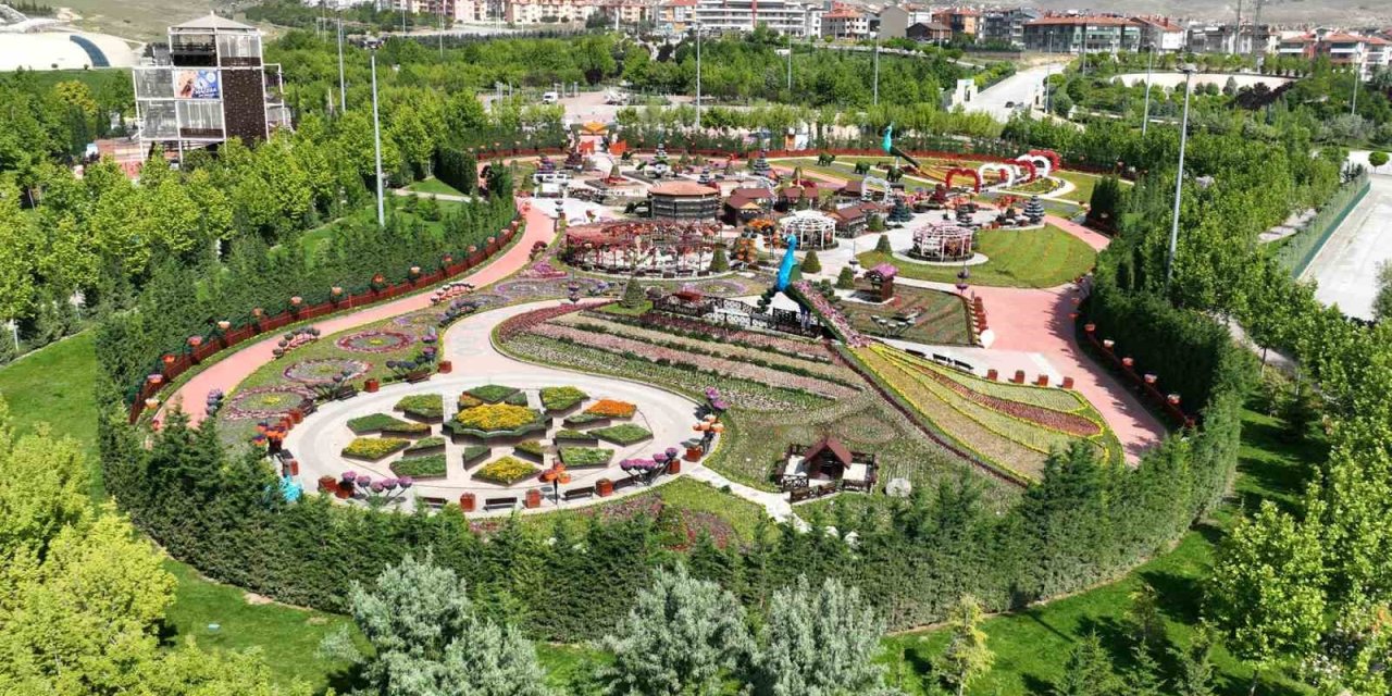 Selçuklu Çiçek Bahçesi 400 Bin Çiçekle Görsel Şölen Sunuyor