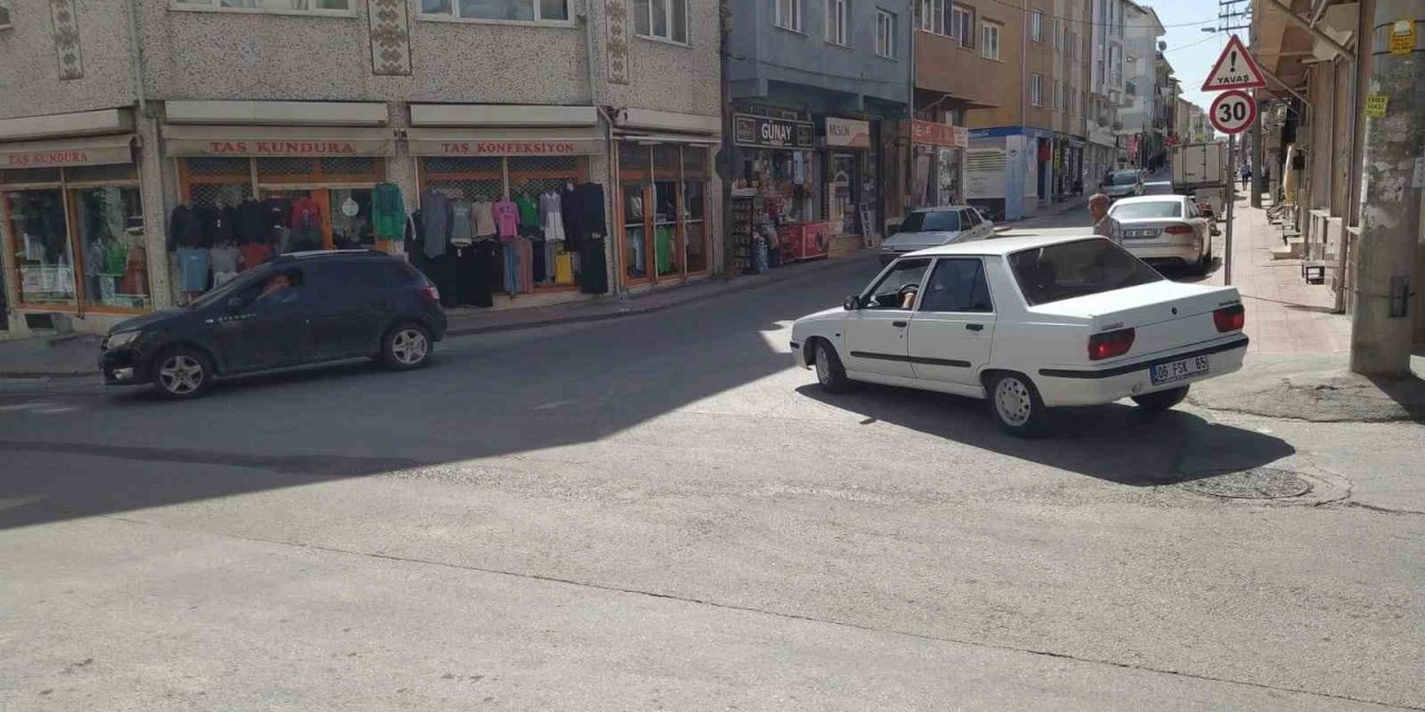 Kasis Ve Trafik Lambası Olmayan Caddede Kaza Tehlikesi