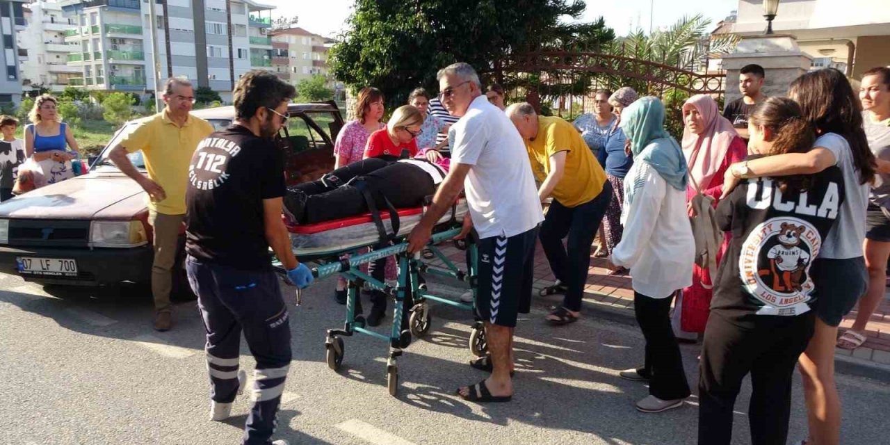 Sürücü Adayının Fren Yerine Gaza Bastığı Otomobil Duvara Çarparak Durabildi