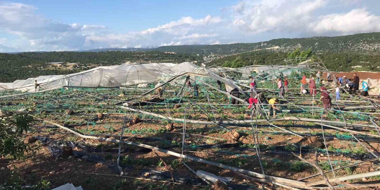 Mersin Erdemli’de Hortum Seraları Yıktı