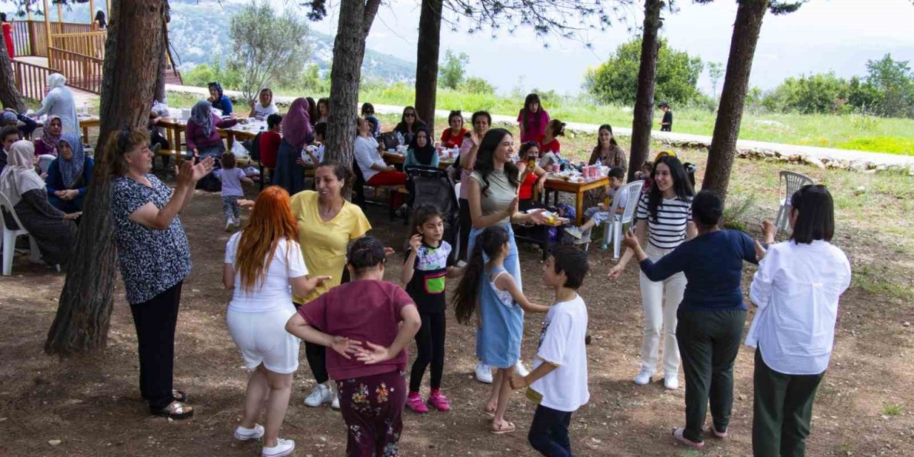 Mersin’deki Depremzedeler Piknik Etkinliğinde Moral Buldu